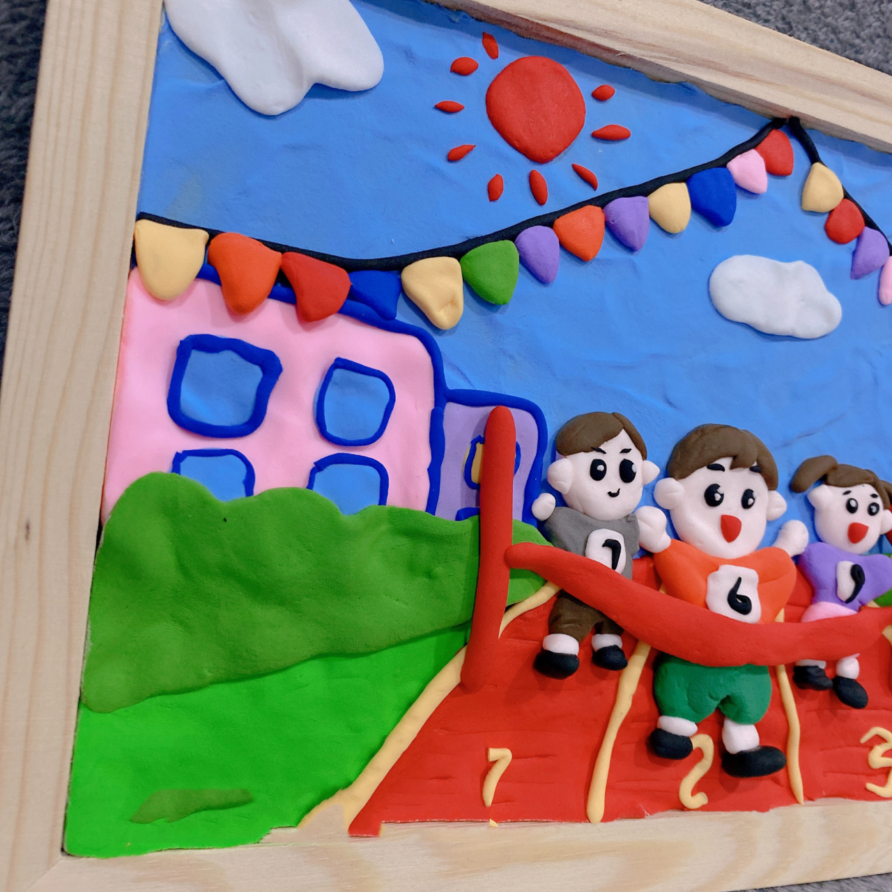 学校运动会超轻粘土画 尺寸:20×30木框 用时:50分钟 参考图在最后