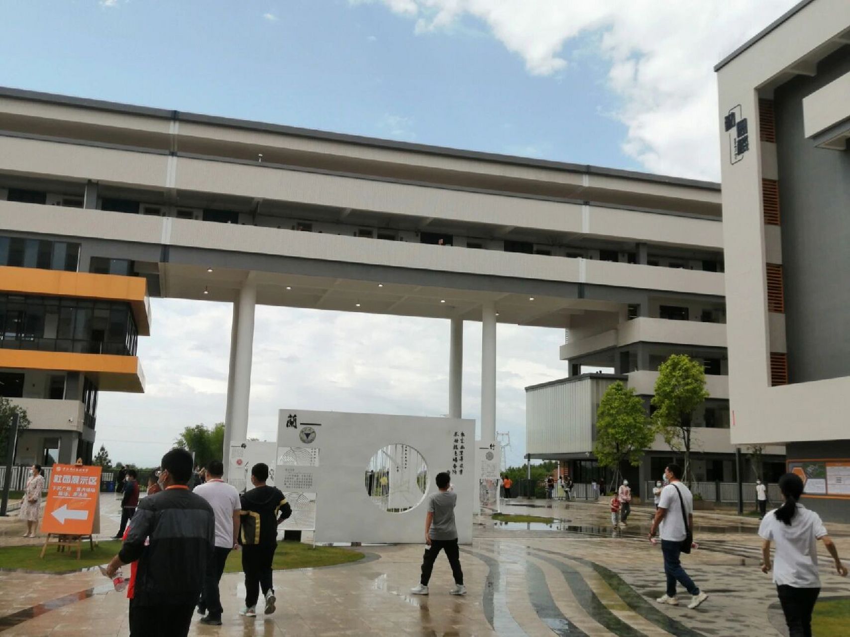 河源黄冈中学  黄冈开校日,环境看起来还不错,请问这个中学好吗