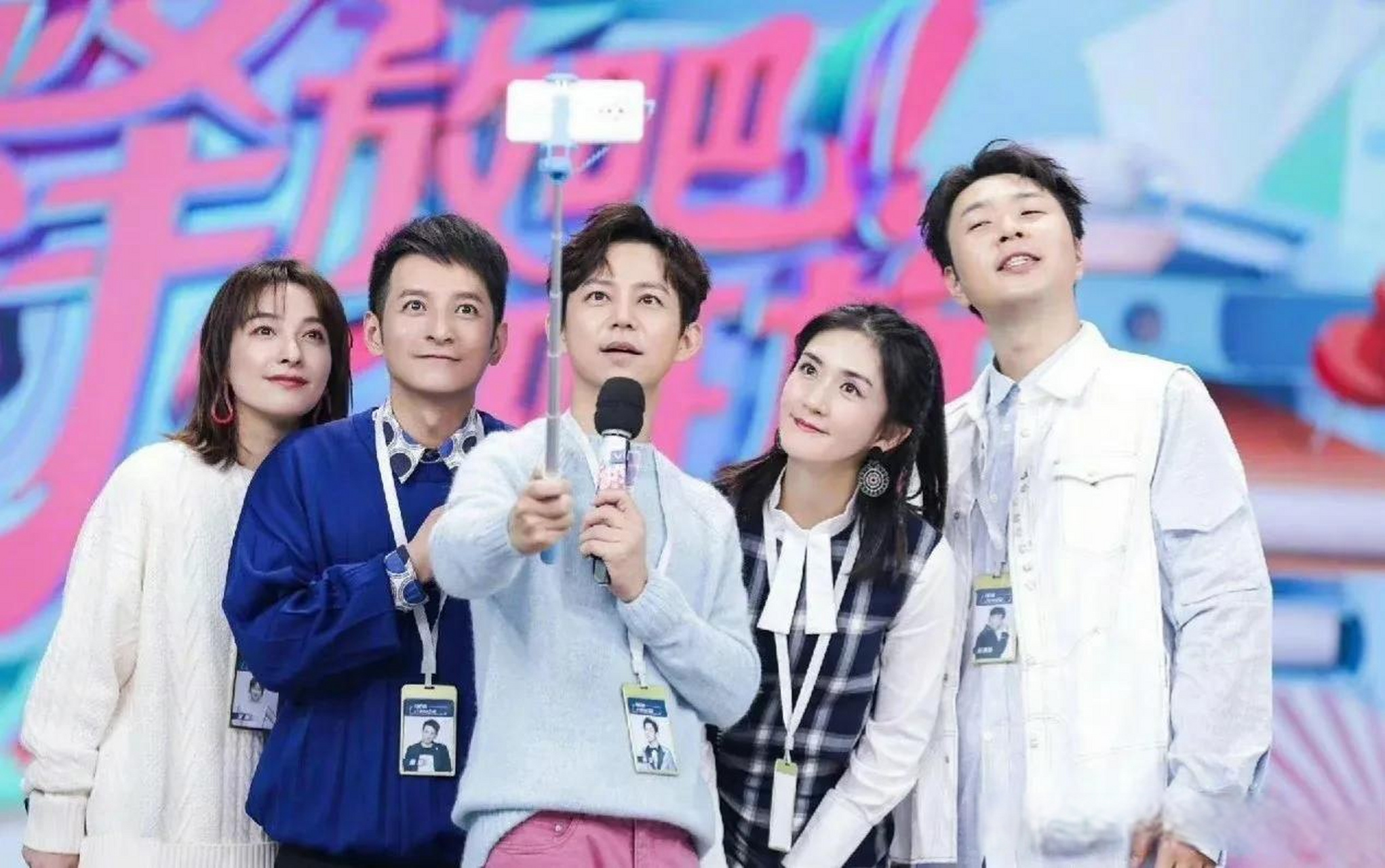 《快乐大本营》自2021年9月停播,时隔两年多,谢娜再回昔日的摄影棚