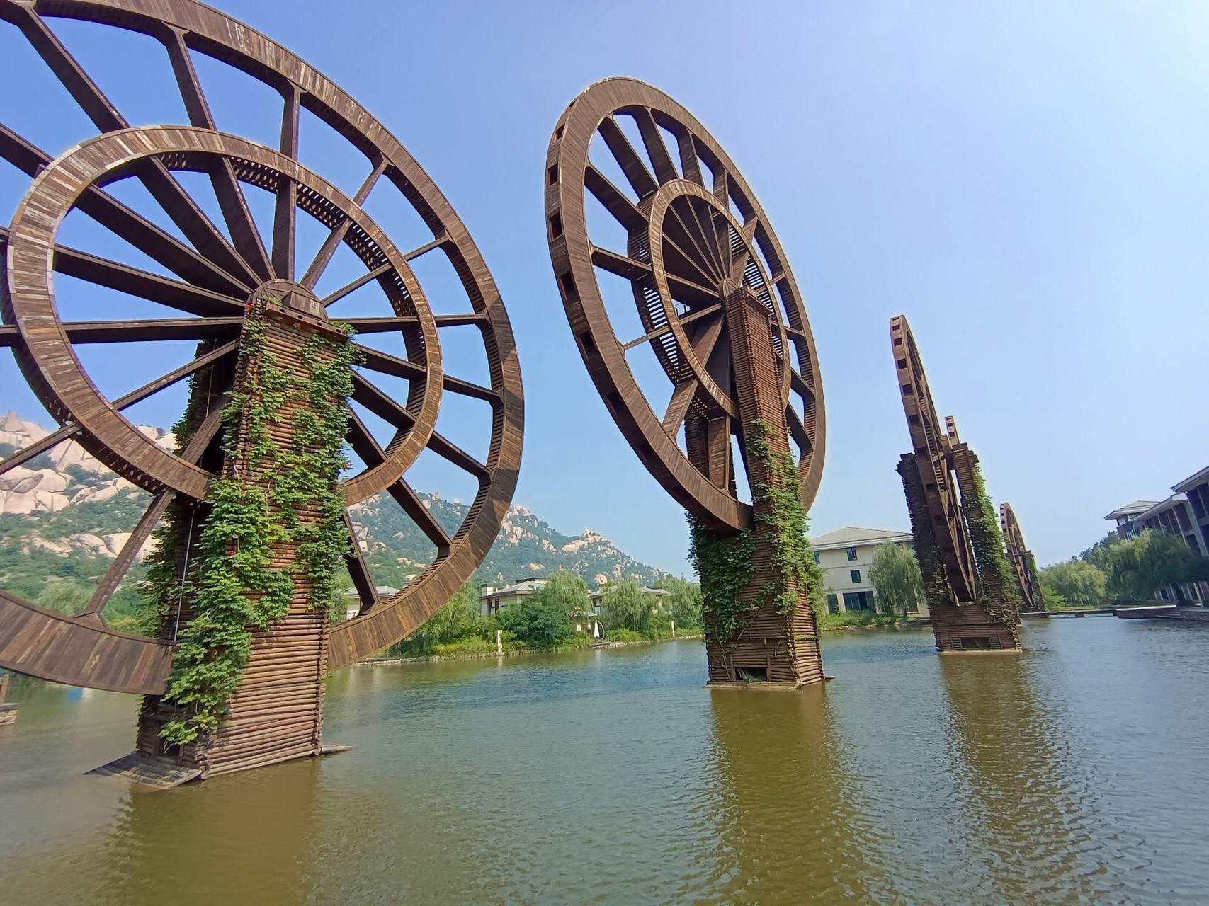 景点介绍: 嵖岈山风景区,位于河南省驻马店市遂平县
