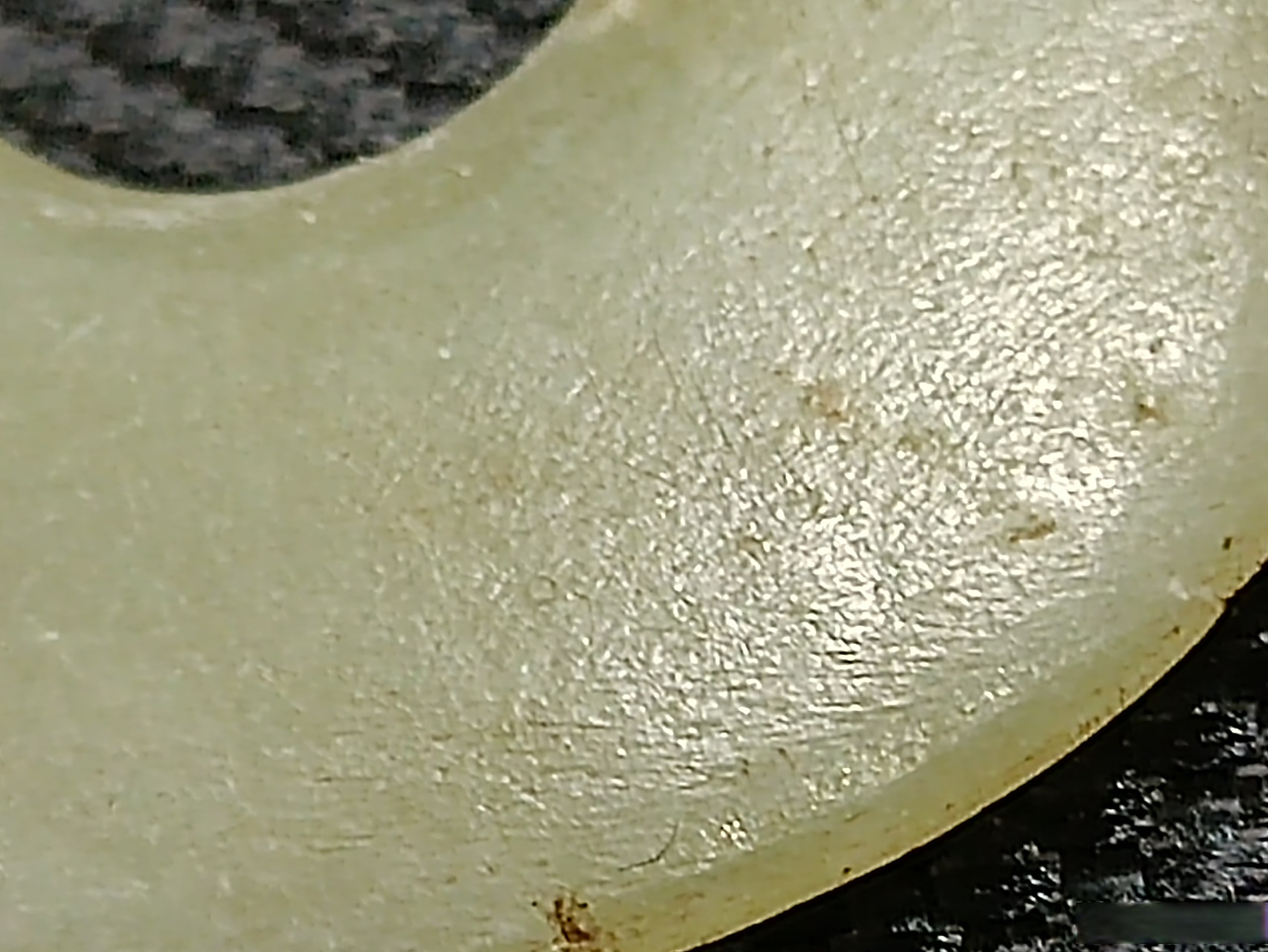 古玉居说玉# 拿一块红山玉环看手工打磨的痕迹,还有自然氧化形成的