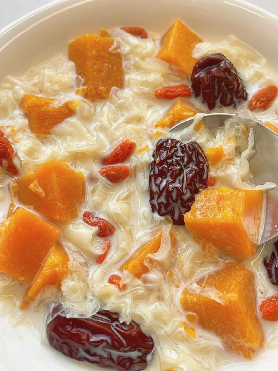 [赞同] 	 7815食材:南瓜,银耳,红枣,牛奶,枸杞 	 7815做法: 1