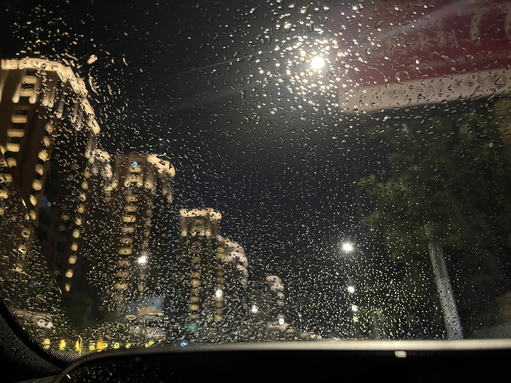 外的浪漫 喜欢在夜间出行,尤其是雨天的夜间,透过雨水模糊过的车窗