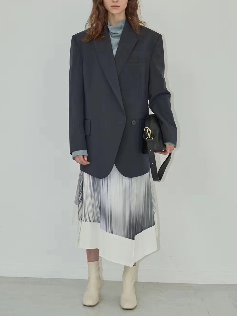 low classic来自韩国设计师品牌,成立2009年,算是个年轻化瓶拍,但设计