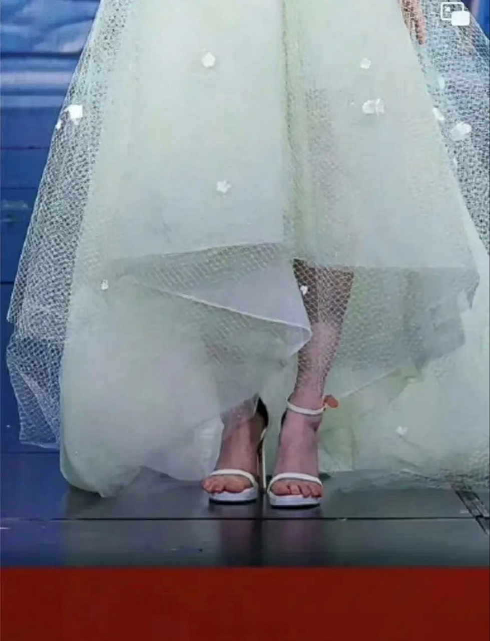 宋轶的脚有39码吧?脚趾都跑出来了