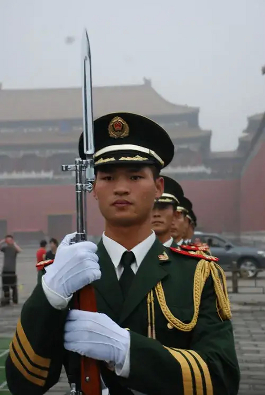 中国军人,世界最帅![威武][威武][威武] #中国正能量