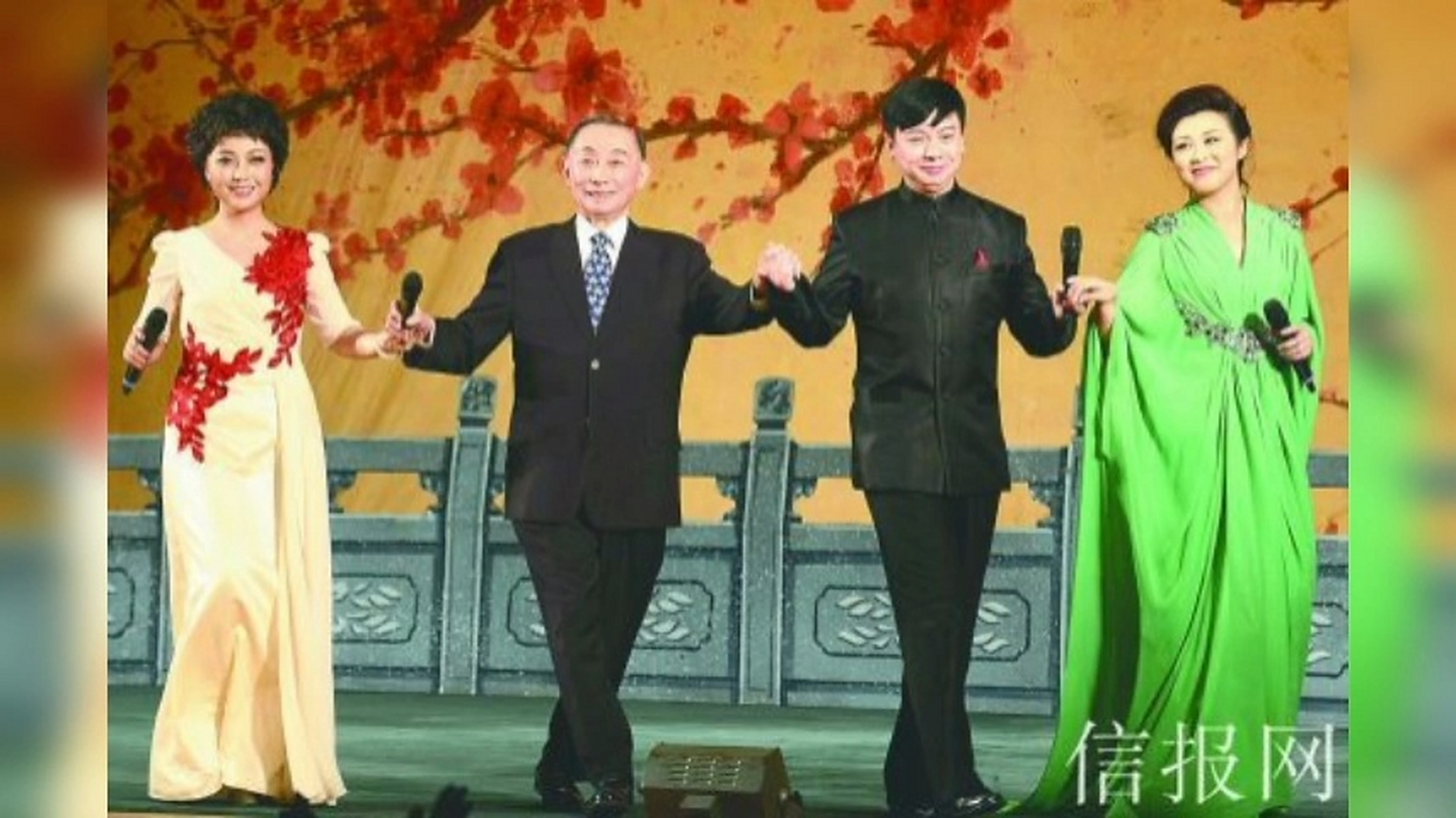 82岁高龄的梅葆玖携弟子李胜素胡文阁唱京剧