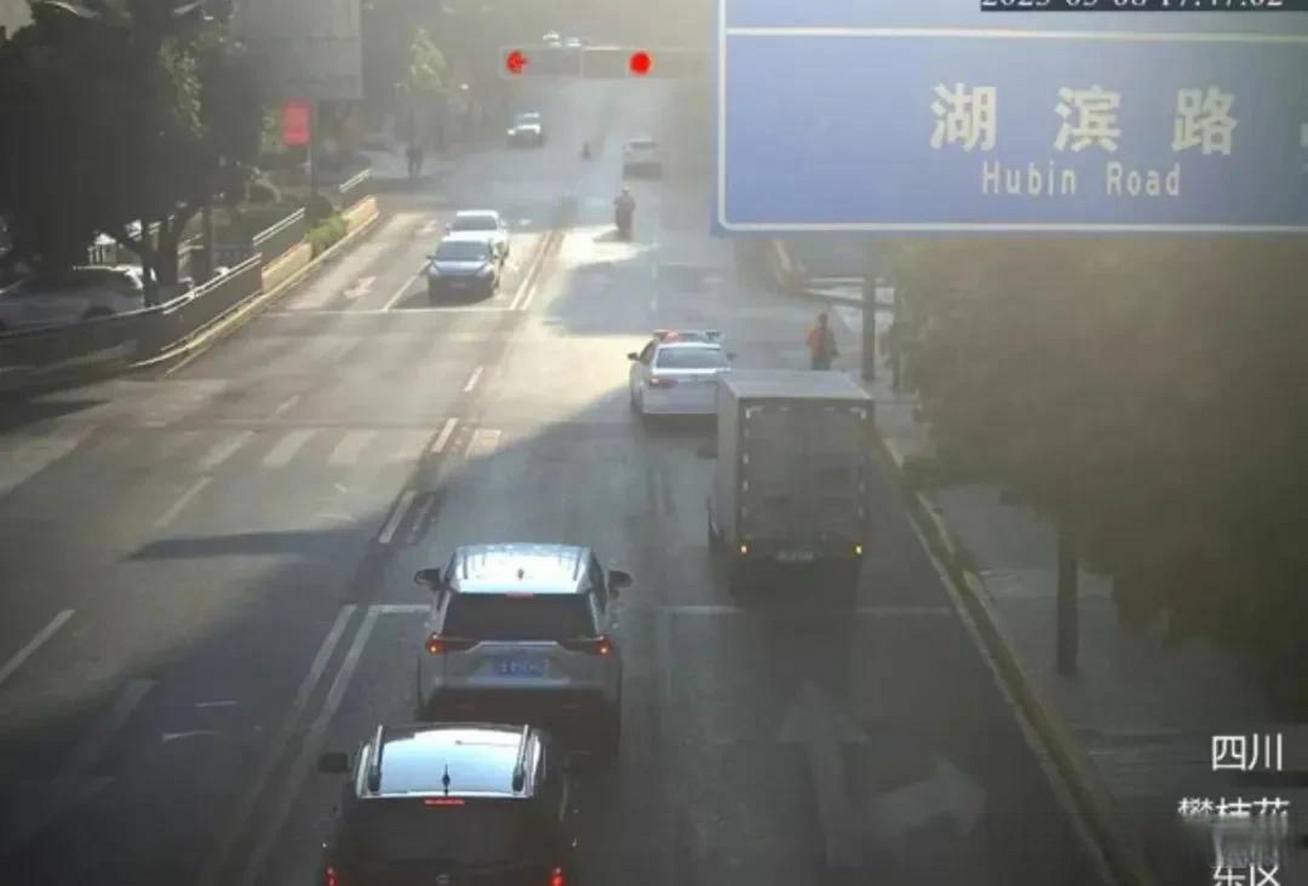 警车带道闯红灯?网友:闯的有人情味!