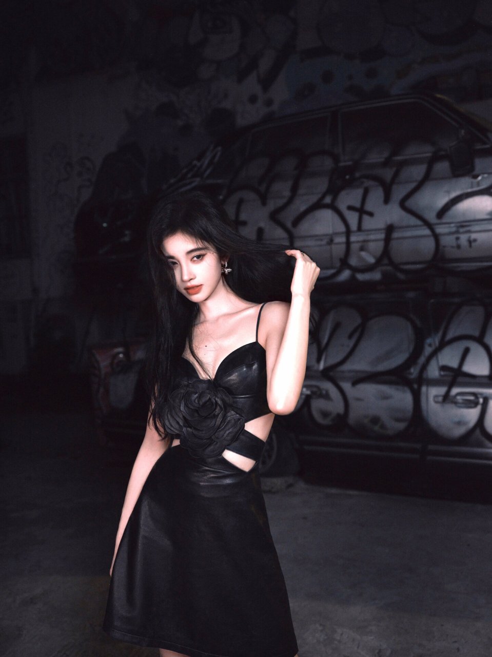 鞠婧祎的一组美照曝光,她披散长卷发搭配黑色吊带皮裙,露出细腰长腿
