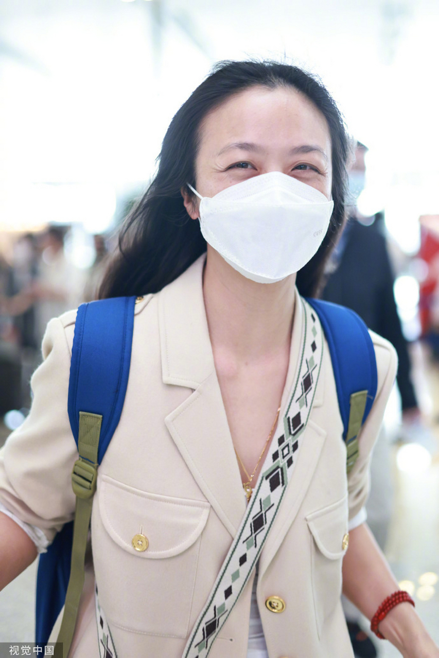 时光星赏#汤唯机场图 汤唯今日从上海飞抵北京,机场路透途中,她搜颜