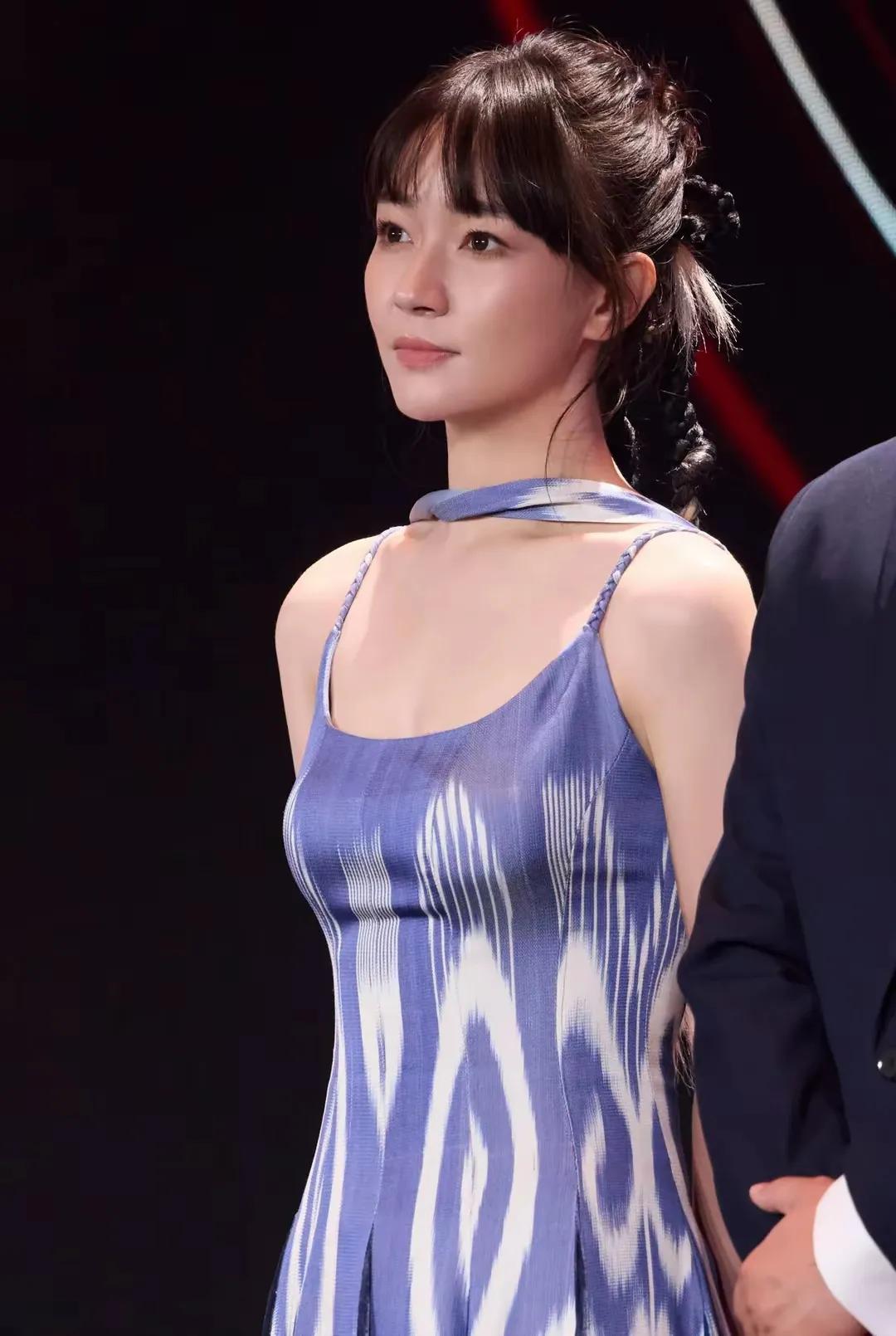 被长发的焦俊艳惊艳了!