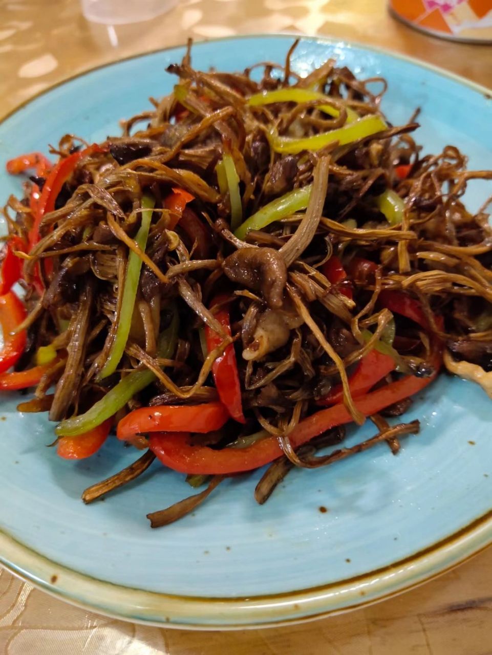 茶树菇炒肉做法 配料:干茶树菇125g(半包),猪肉或者牛肉少量做配菜,青