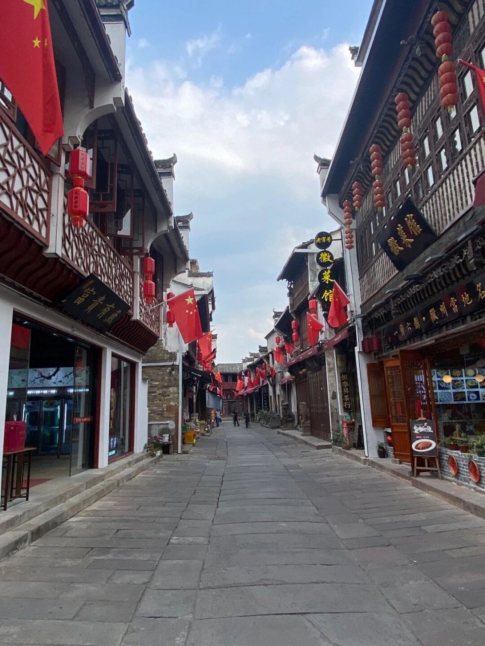 屯溪老街 安徽省黄山市屯溪老街:是市内有名的小吃街,商业街.