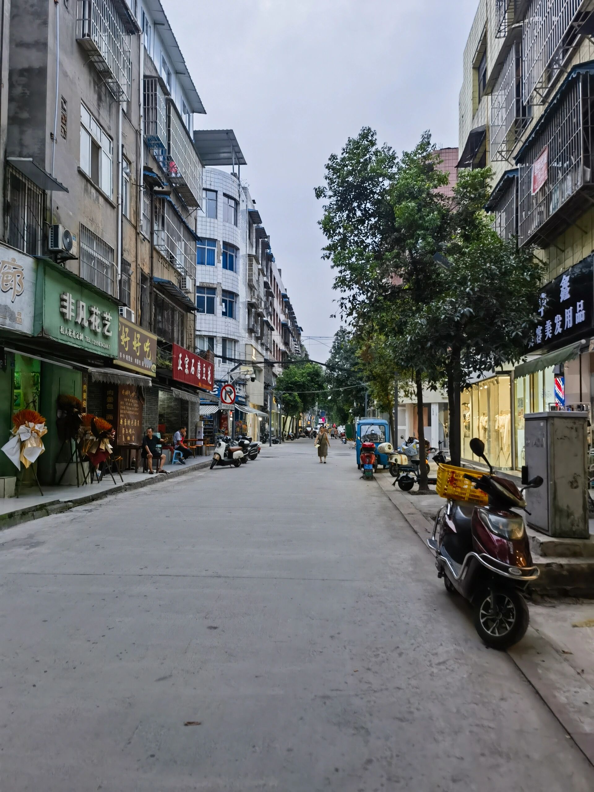 眉山!一个超级舒服的城市!商业街逛吃