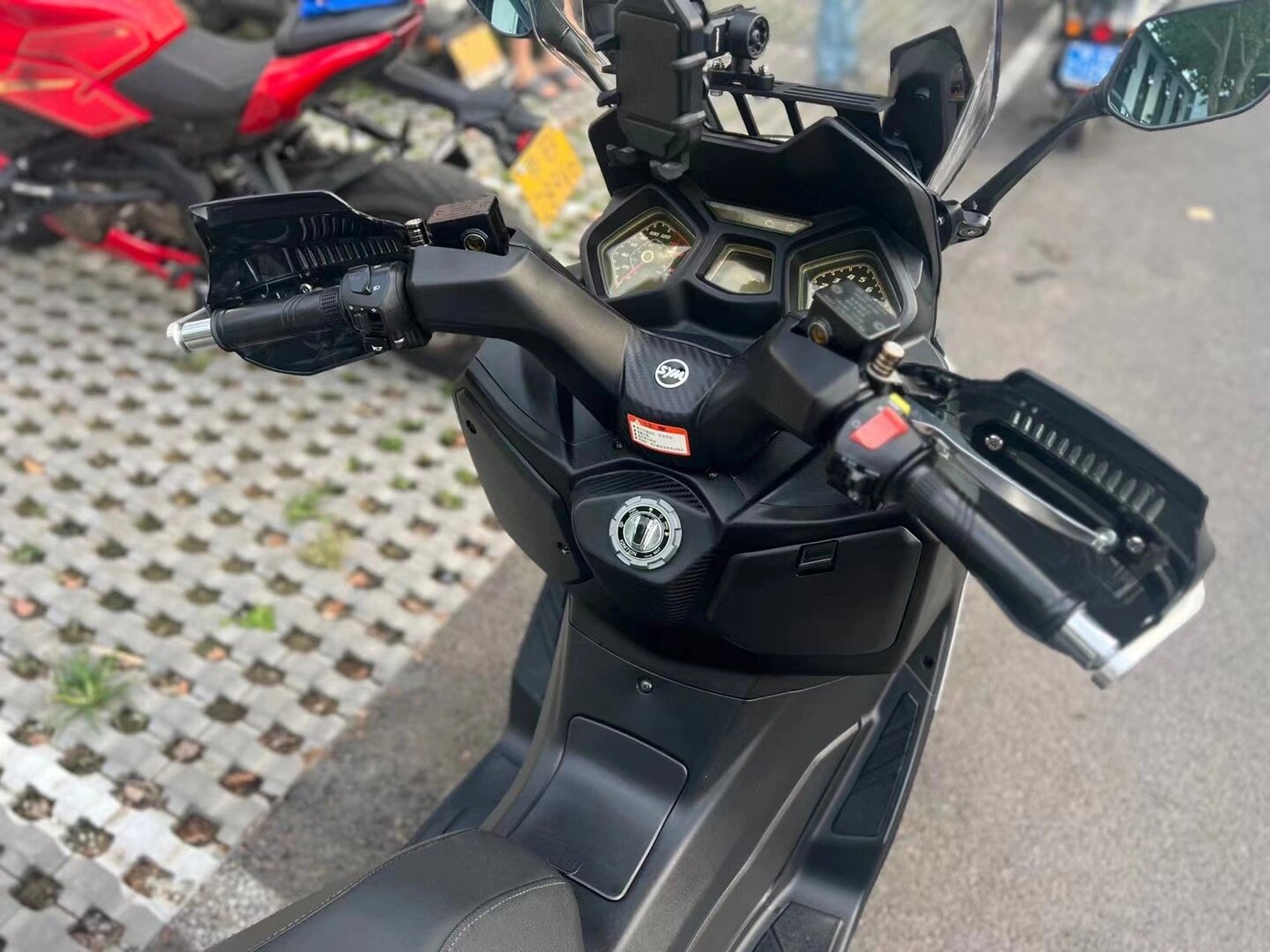 2021年 三阳九妹z300京b公户 2021年 三阳九妹z300京b公户 加装手机