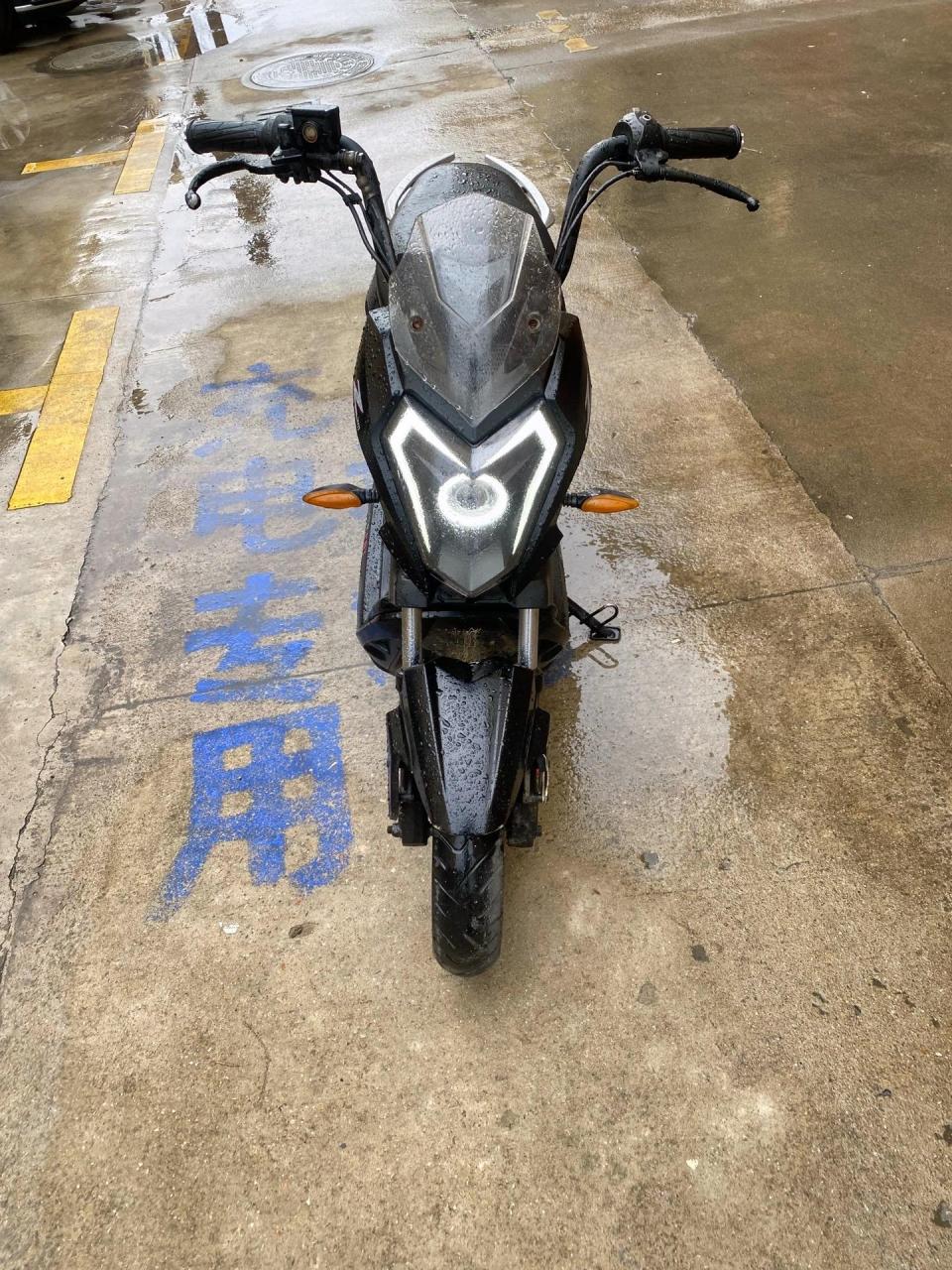 爱玛战鹰全新电池外观功能一切正常酷炫拉风车续航30-50公里左右需要