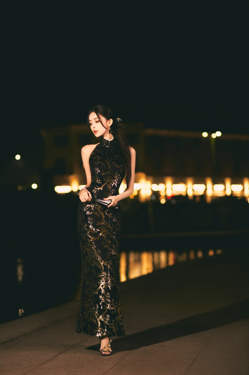 古力娜扎旗袍折扇,古典气质拉满