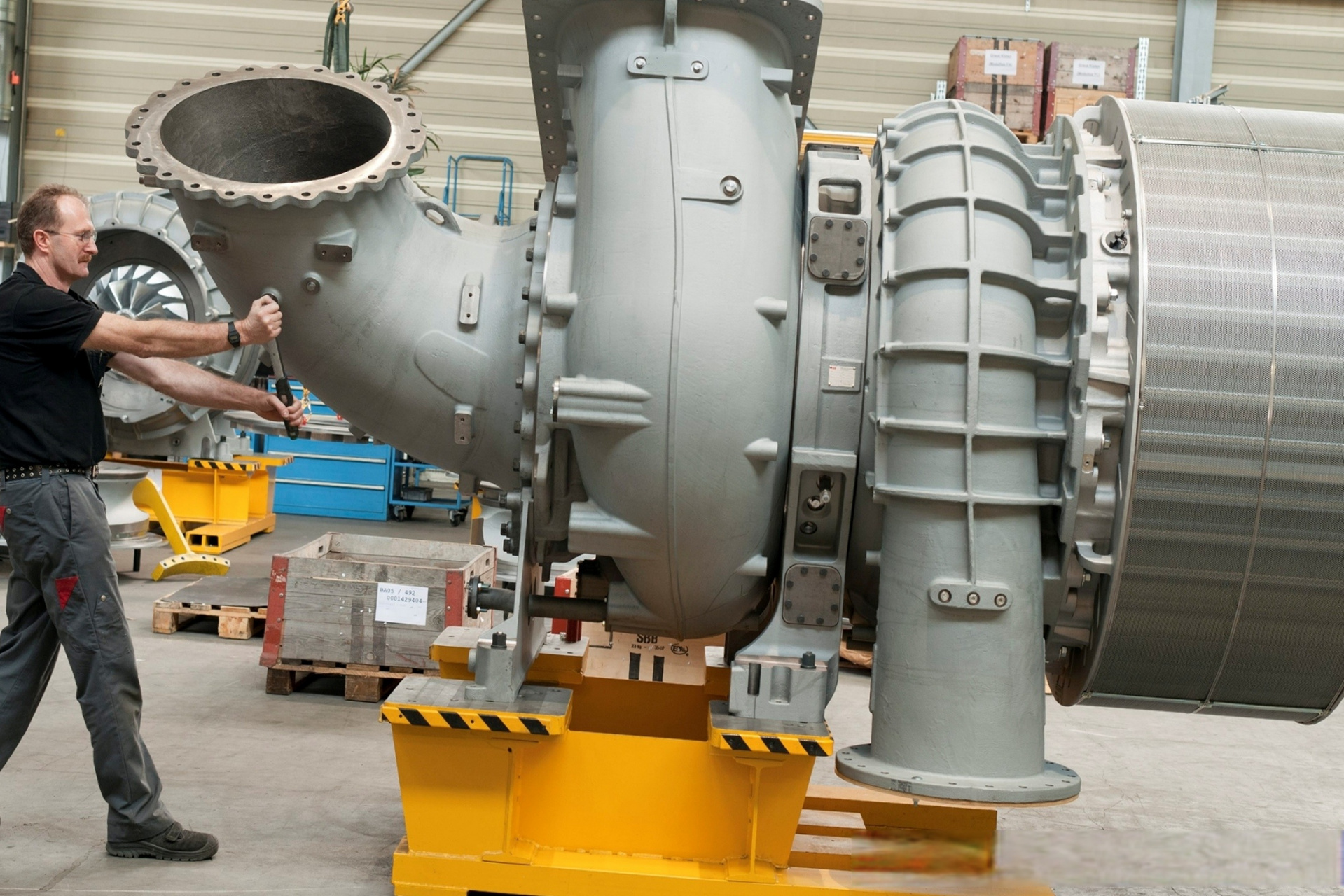 低速船用柴油机巨大的涡轮增压器