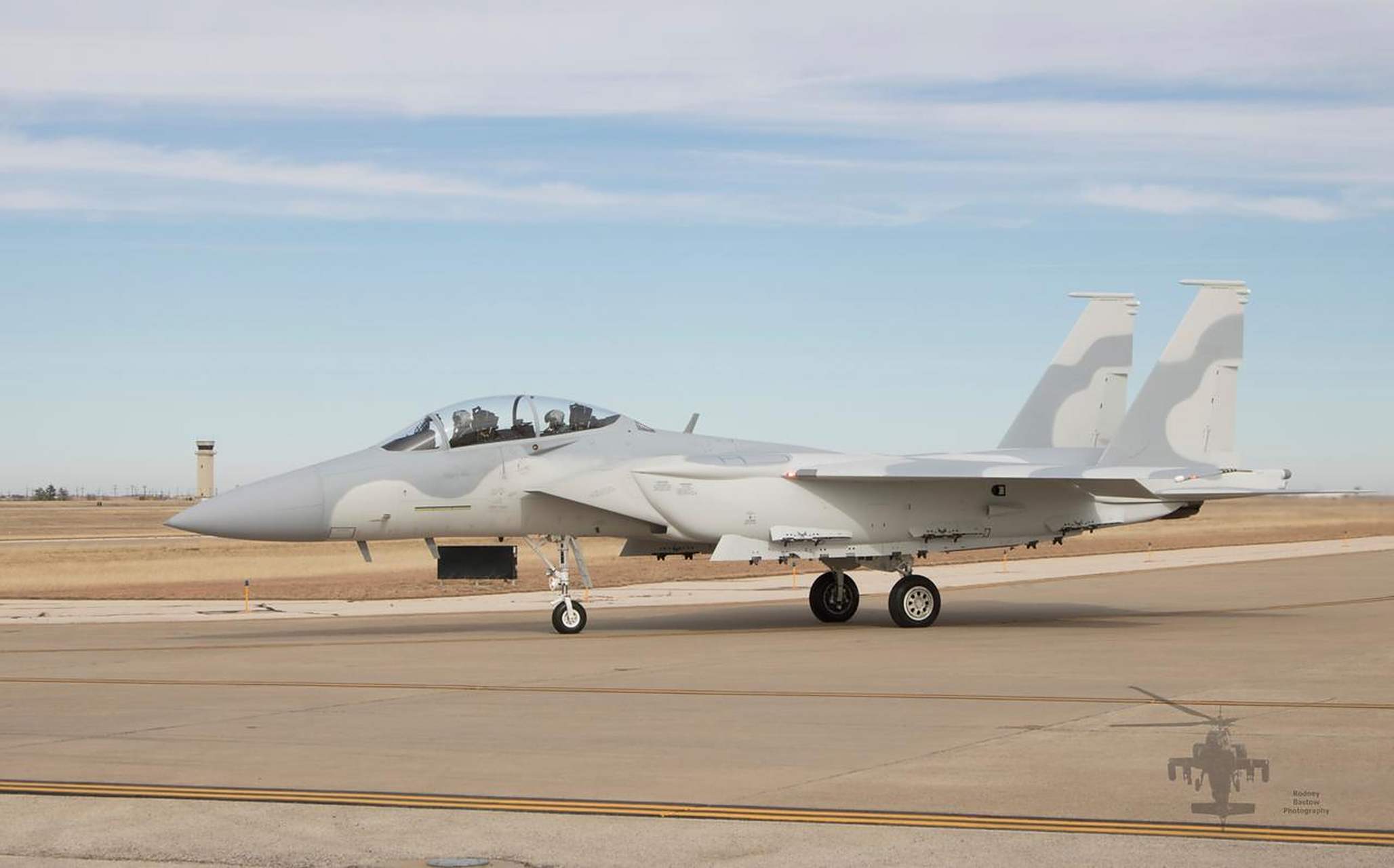 高清大图卡塔尔订购的白鹰f-15qa,比较强的f15改型在f-15系列中,白色