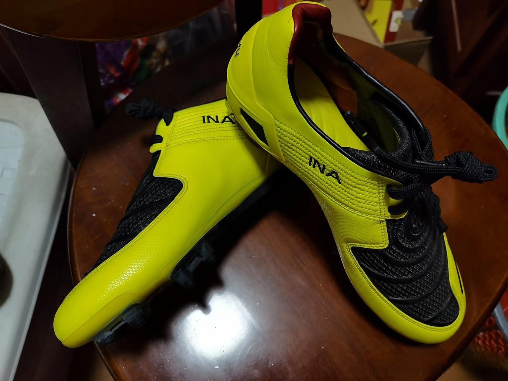 2007年的nike t90 laser是一款非常经典的足球鞋,特别是那霸气的立体