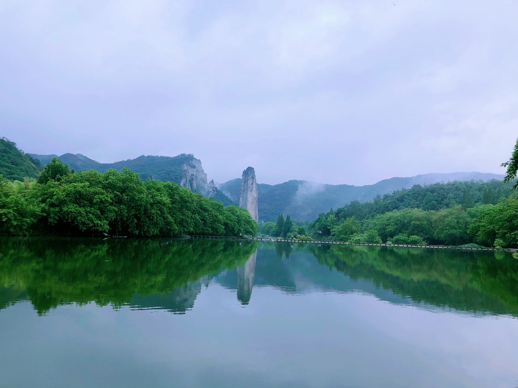 缙云仙都的鼎湖峰 朱潭山 缙云这个地方是无意中看到的,也是因那张在