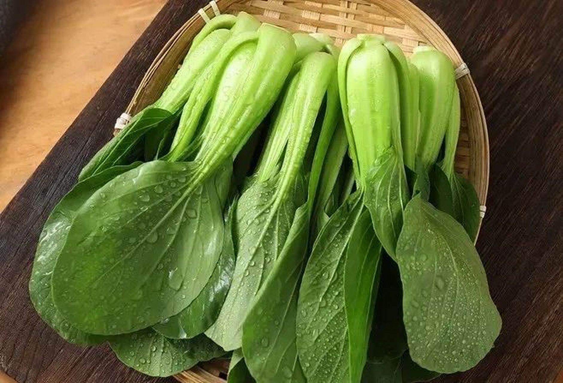 在阳台种出可口的小油菜 现在越来越多的人喜欢在阳台种上一些蔬菜,既