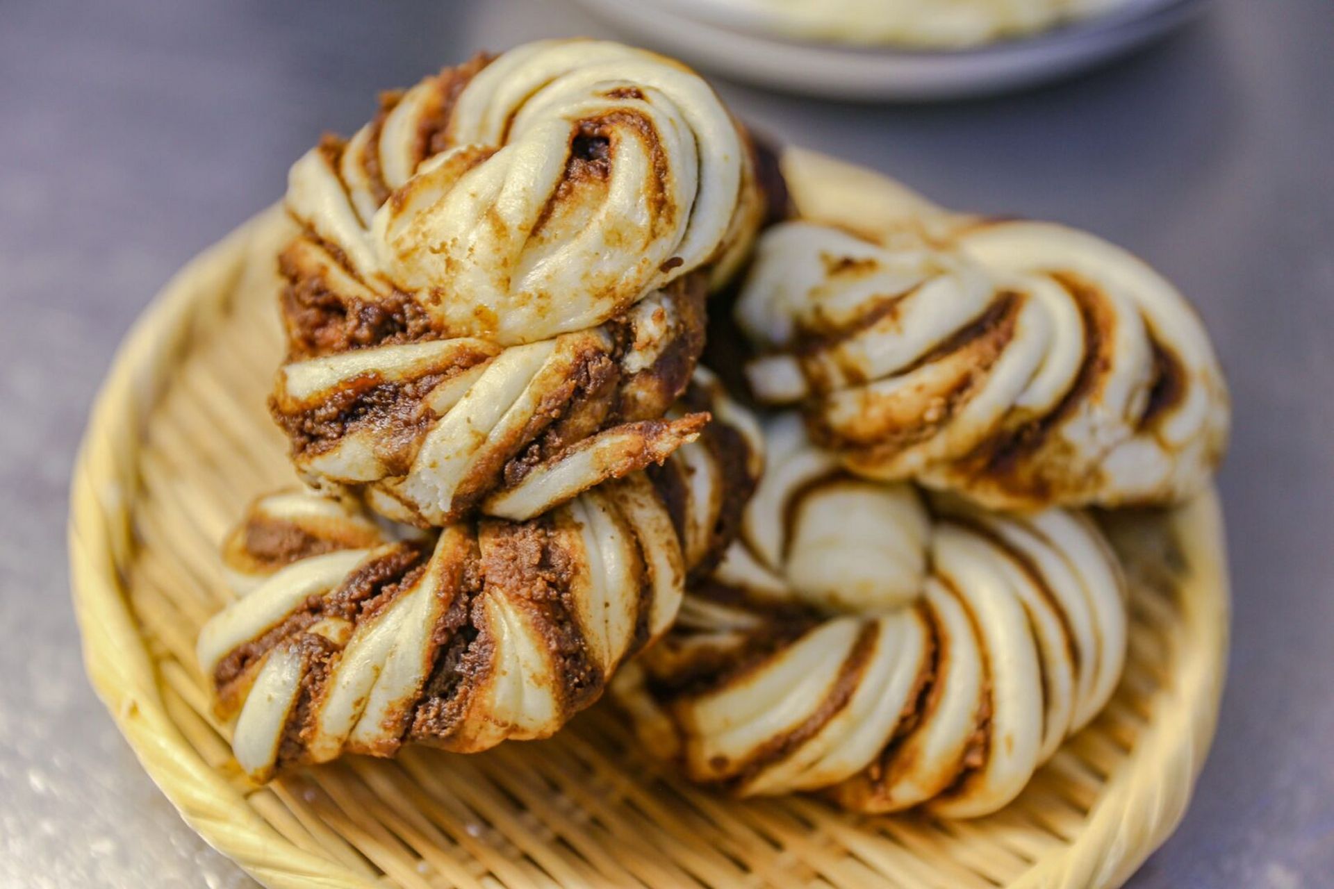 古早味红糖芝麻酱花卷 今天在家做了古早味道的红糖芝麻酱花卷和椒盐