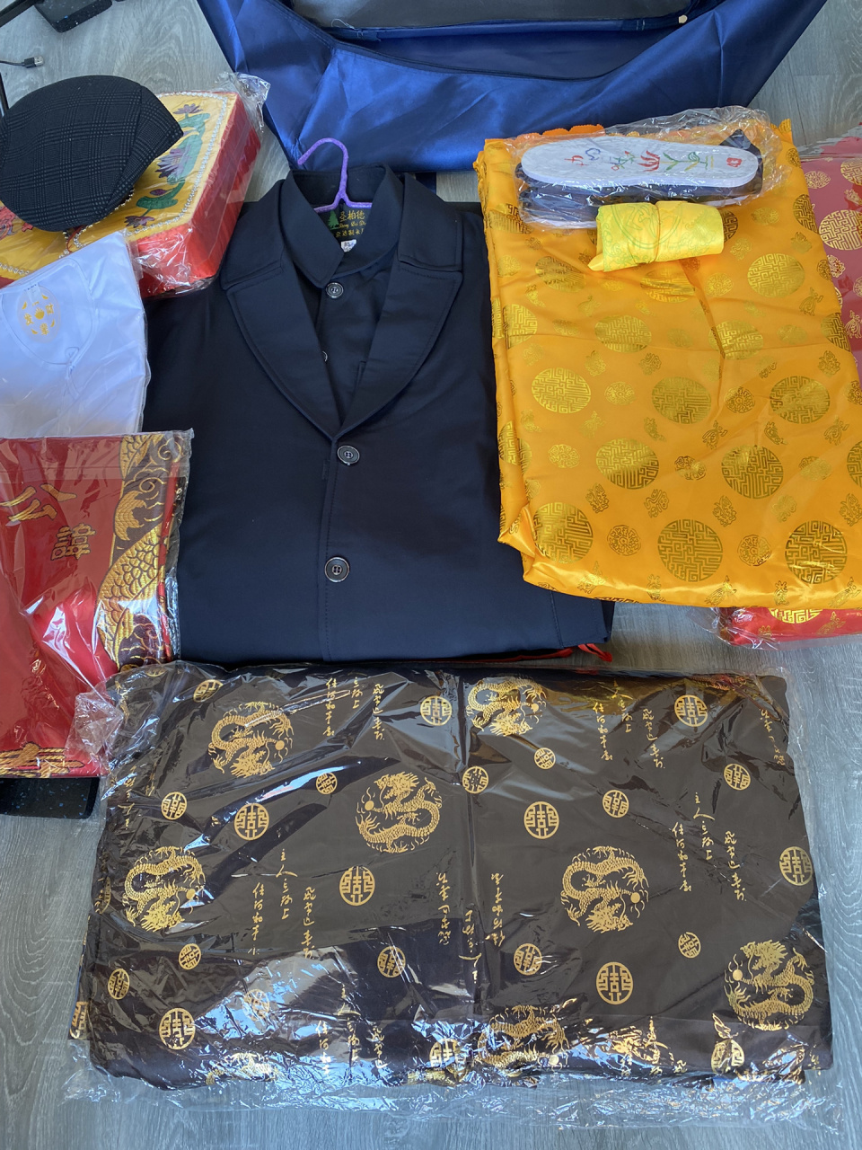 关于寿衣选择 寿衣有现代七件套  和  传统五件套  男款有西服 中山装