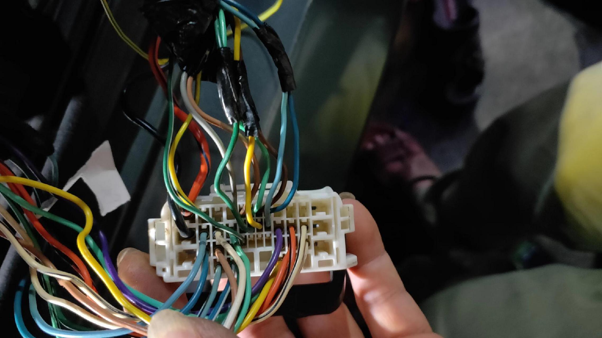 别克荣御蓝宝原车功放定义 4进8出