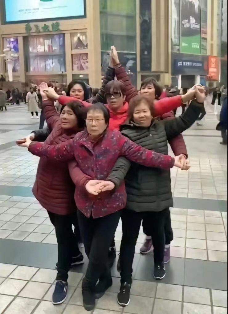 中国大妈"六芒星"拍照姿势在国外年轻人中突然爆红!