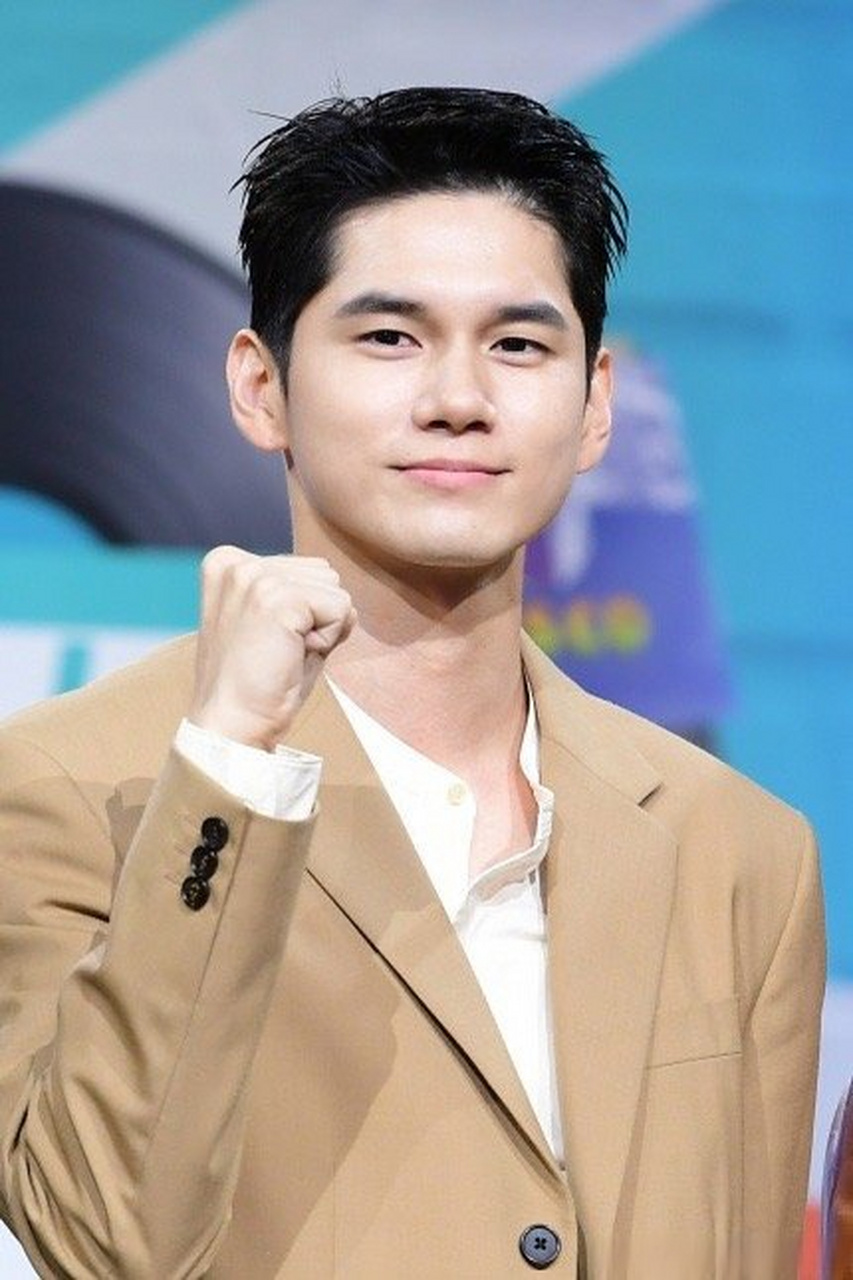 歌手兼演员#邕圣祐# 于17日现役入伍.#邕圣祐入伍