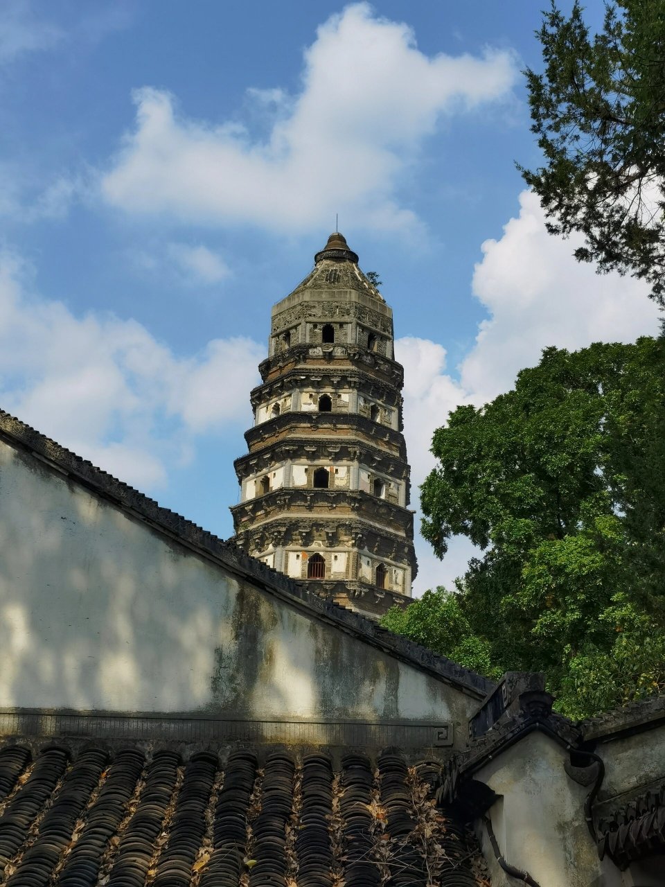 苏州虎丘云岩寺塔 位于苏州虎丘,首批全国重点文物保护单位.