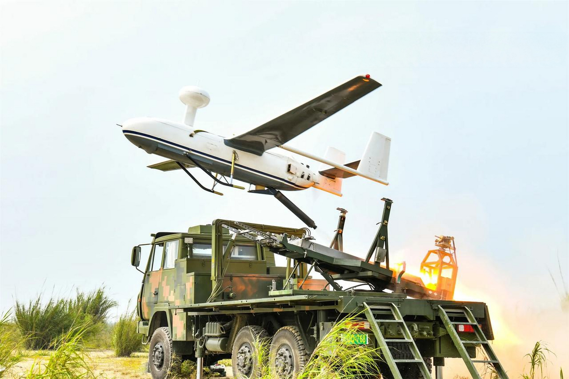 某集团军无人机发射车训练 (中国军网 供图)