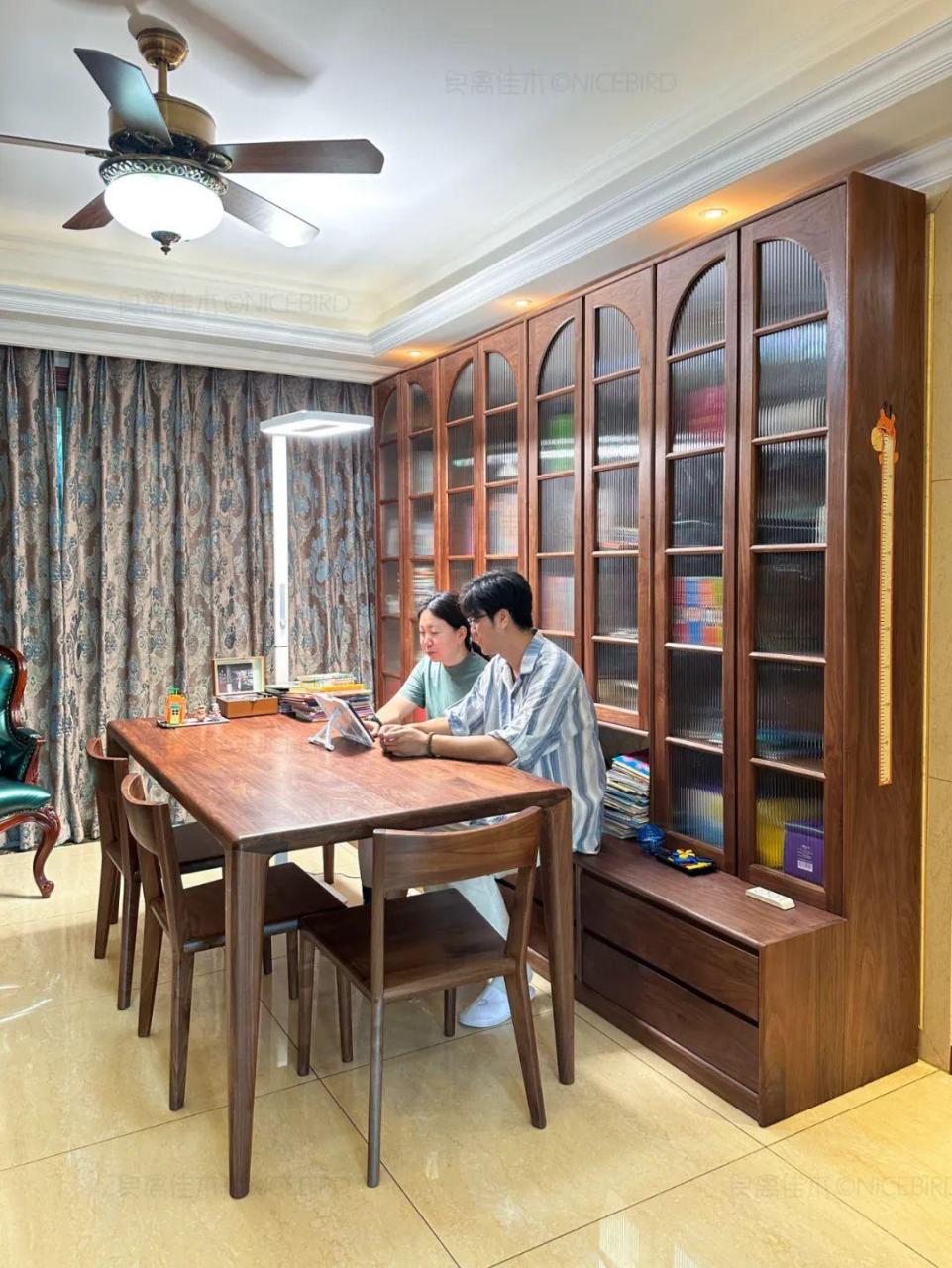 武汉业主心心念念的卡座书柜终于搬回家啦 原本这面墙是简单的电视