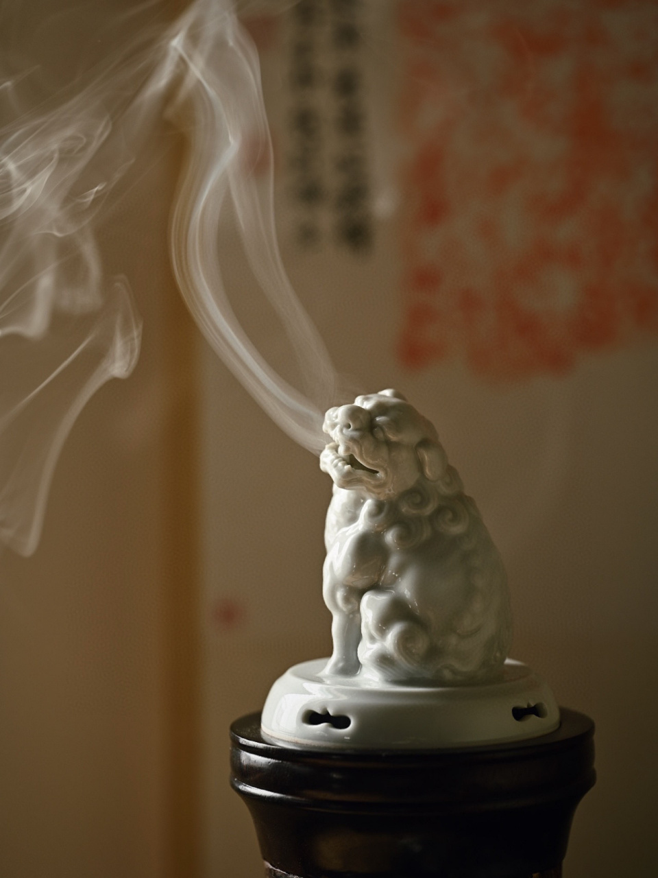 紫檀×白瓷| 狻猊香炉 取拆房老料,造型别致,皮壳熟旧醇厚,内膛焚香