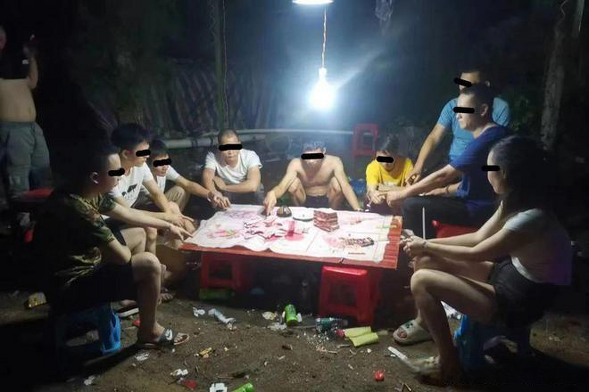 雷州公安捣毁一赌博窝点抓获涉赌人员8人 k近日,雷州市公安局治安大队