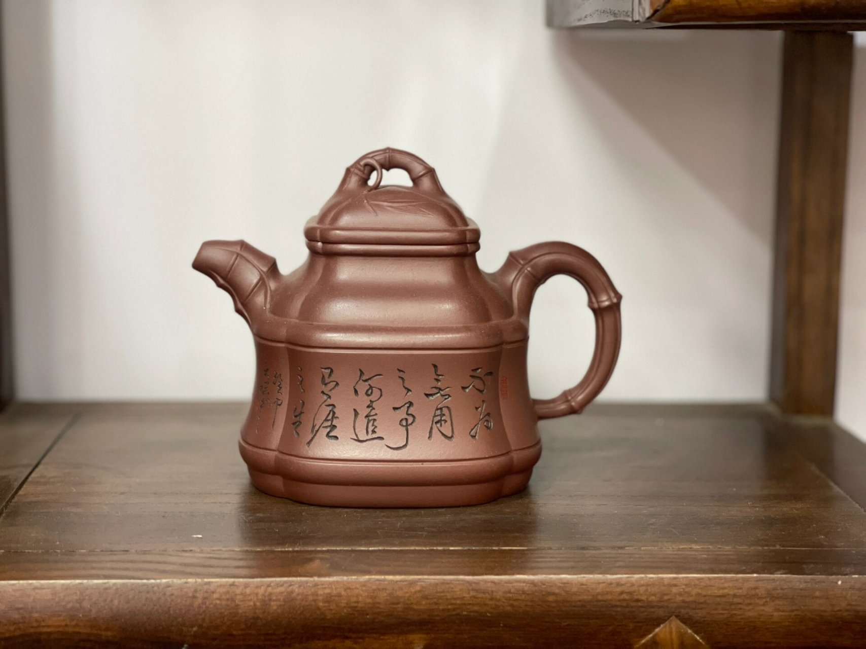 此壶以范大生传世精品四方竹鼎为原型,四边隐角,古朴大气.
