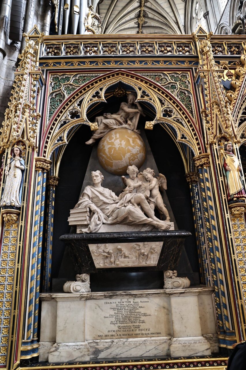 在西敏寺看到了牛顿&霍金&达尔文的墓 牛顿的雕像(图2) 牛顿的骨灰埋