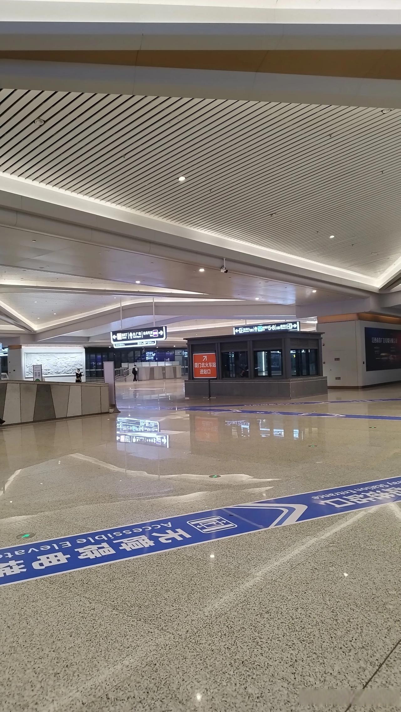 看看厦门北站,满满的南昌元素.厦门的风景展示牌,落款是江西南昌