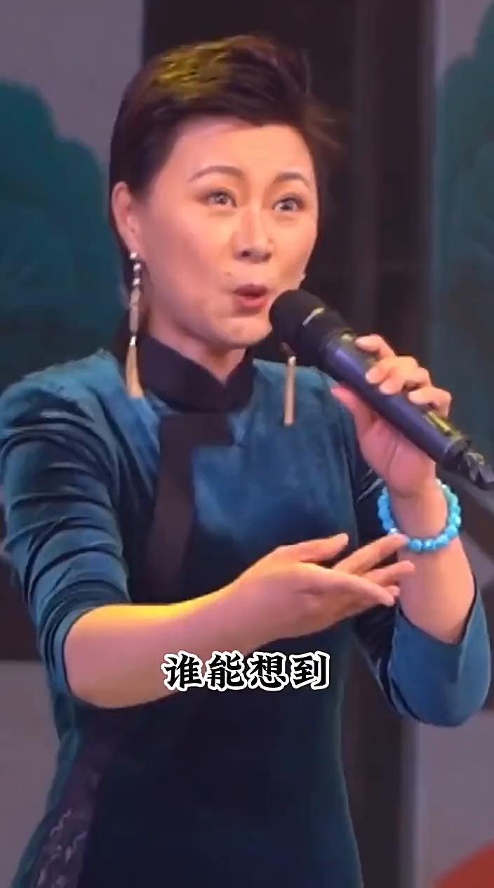 谁能想到赵海燕在舞台上带给我们无数欢笑的同时,还