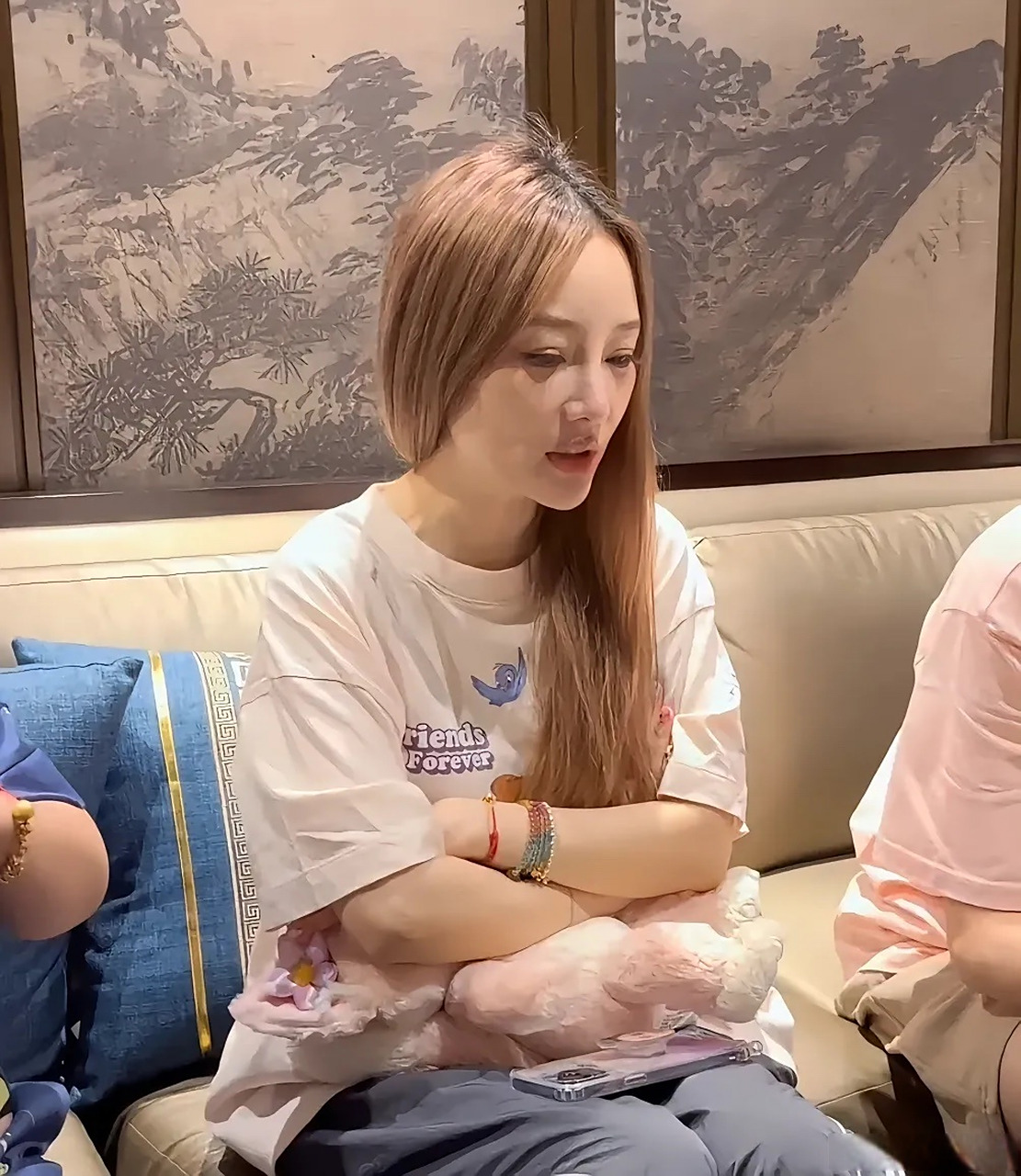 42岁李小璐近照,美颜相机下双眼皮割痕明显,下巴嘴唇也动过,肉眼可见