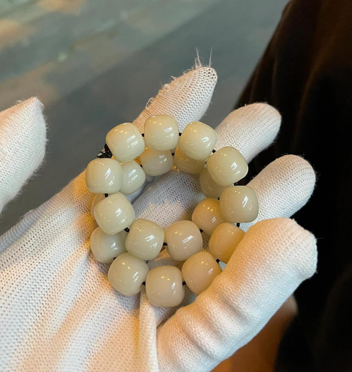 三个月包浆的白玉菩提! 图一可以看出外面有一层厚厚的包浆!