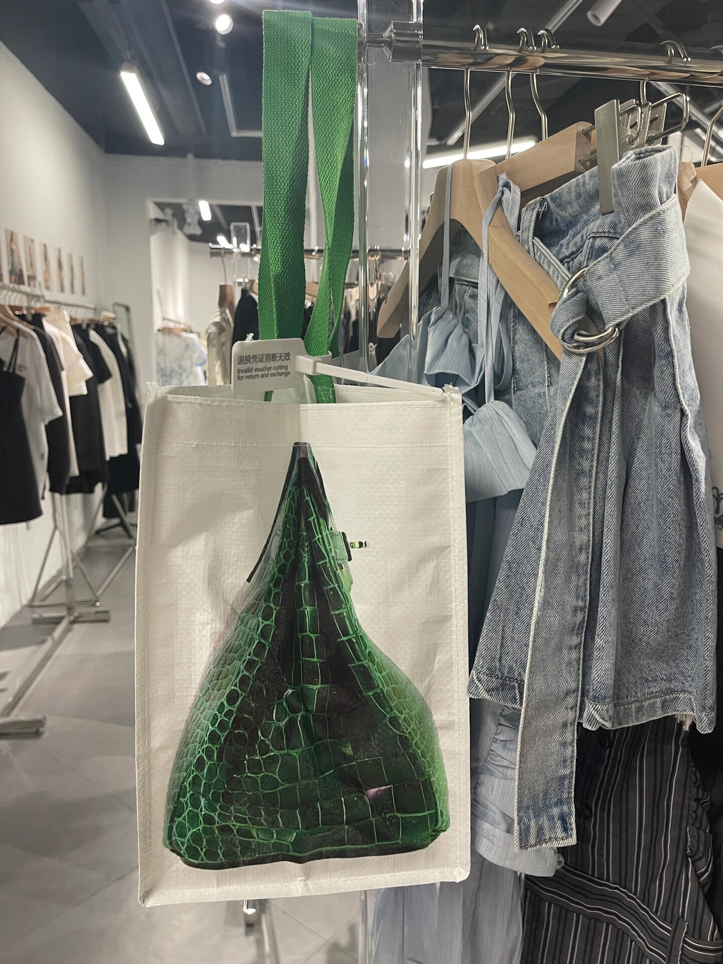 这个06199的爱马仕蛇皮袋真的没对手95 乍一看觉得挺有意思 仔细