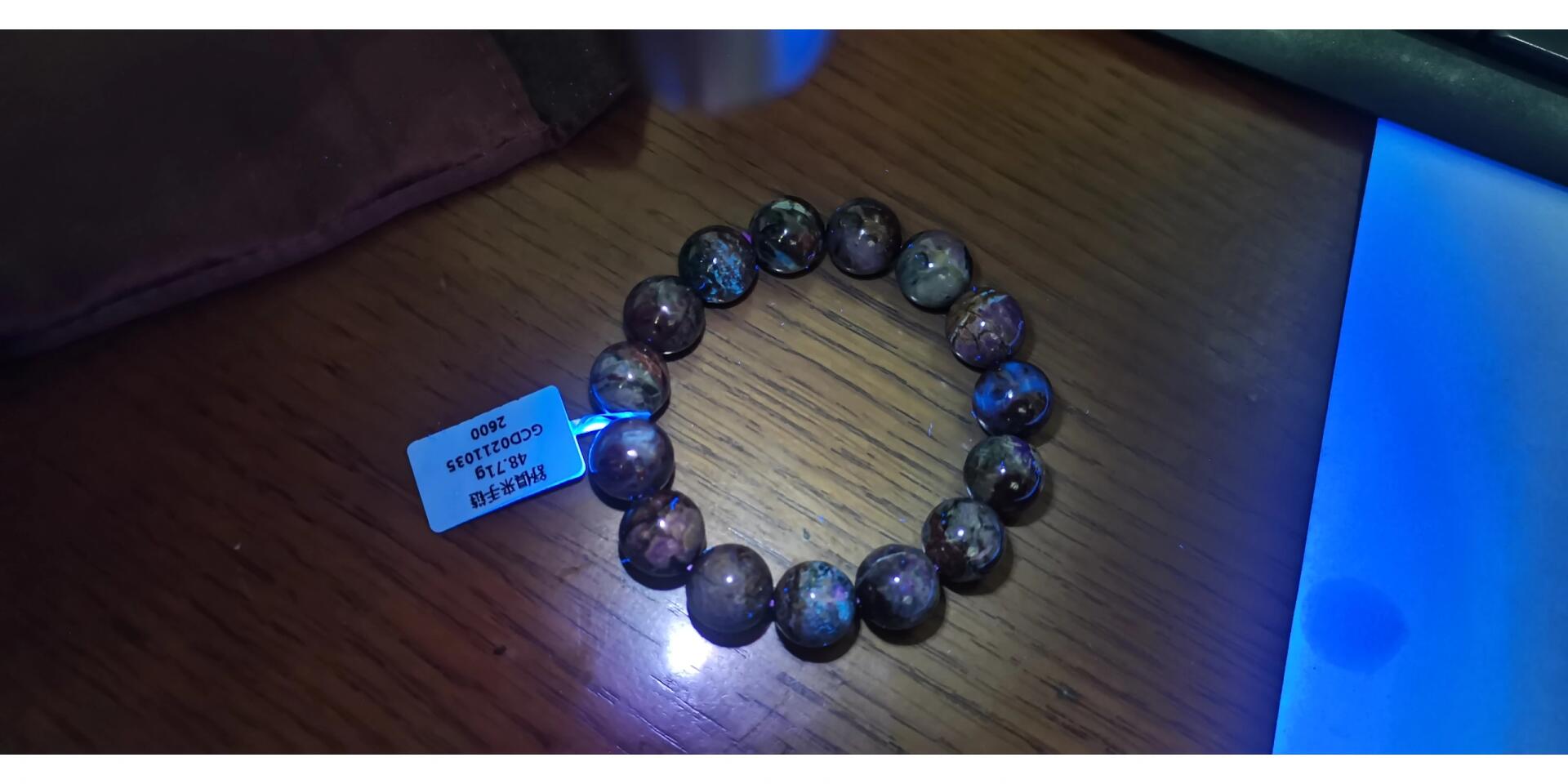 泥地樱花舒俱来,打紫光灯.呈现以上颜色.