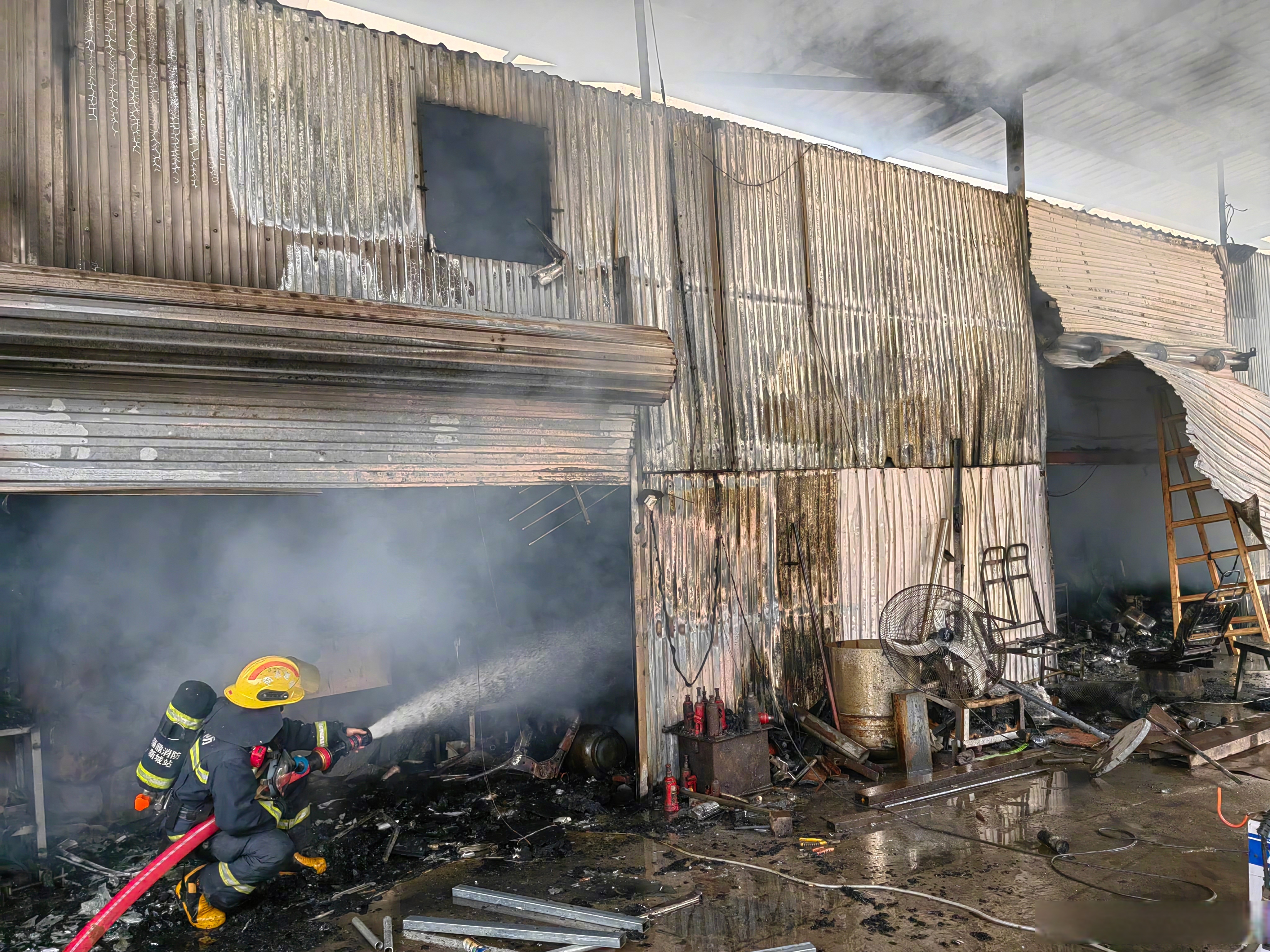 电气短路导致货车修理点着火】2024年5月8日11时53分,福建宁德,一露天