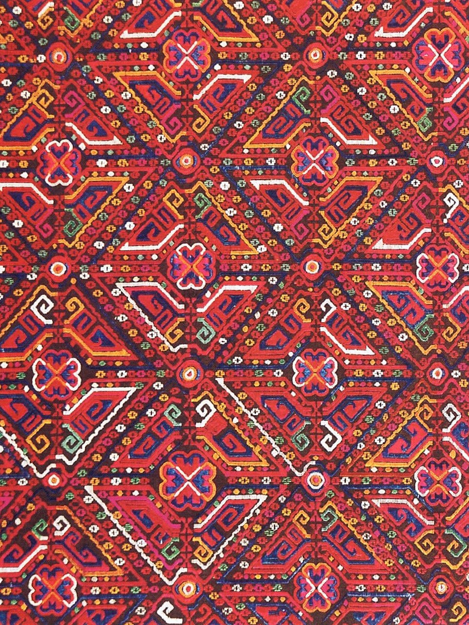 这是苗族比较常见的绣花技法,在多个苗族支系服装上都可看到.