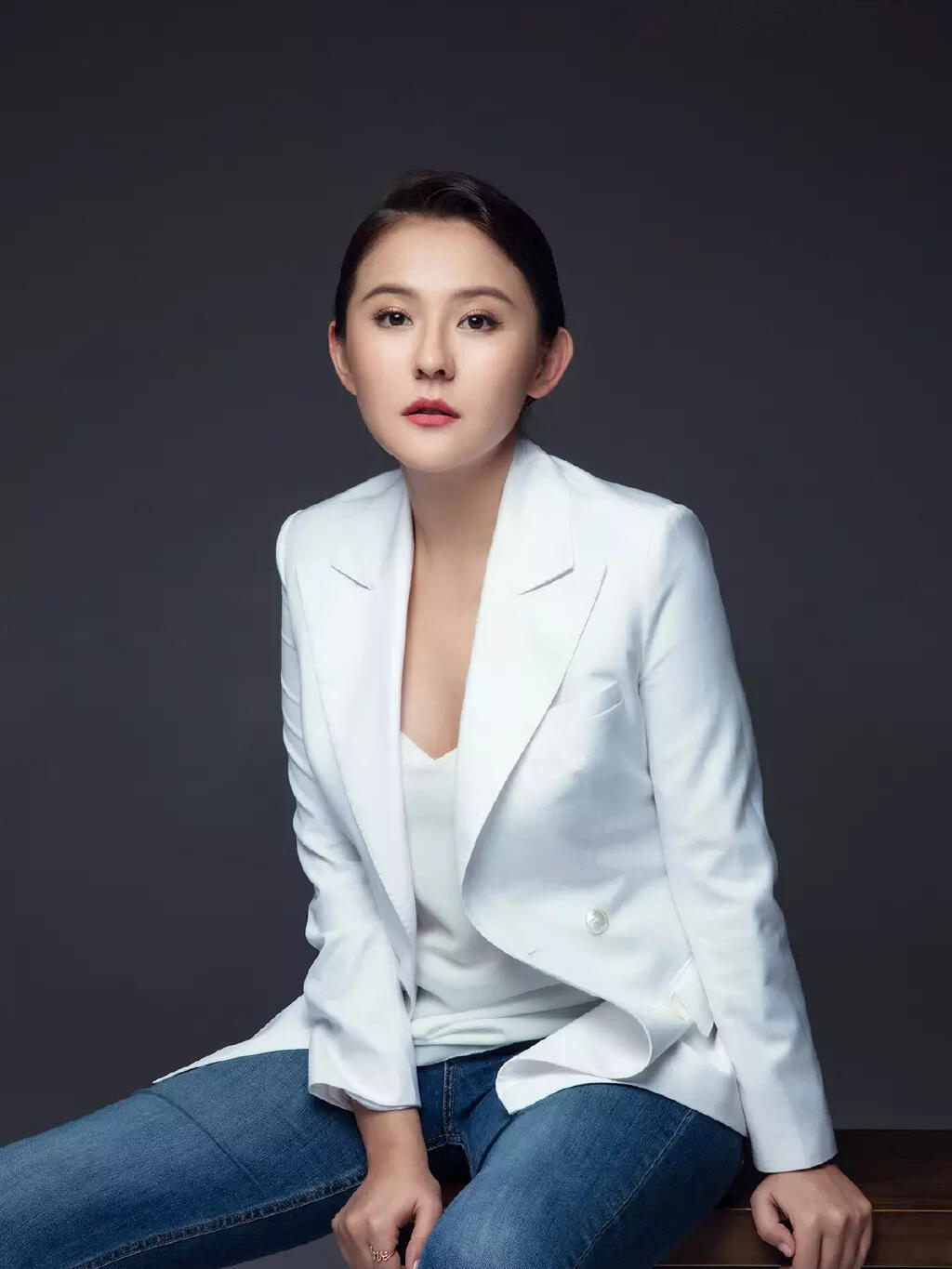 她上面有一个哥哥名叫赛力,是钢心乐队的主唱