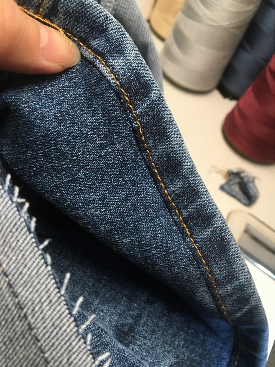 牛仔裤改短留原边制作方法 牛仔裤是无论那个年龄段都爱的一件单品,但