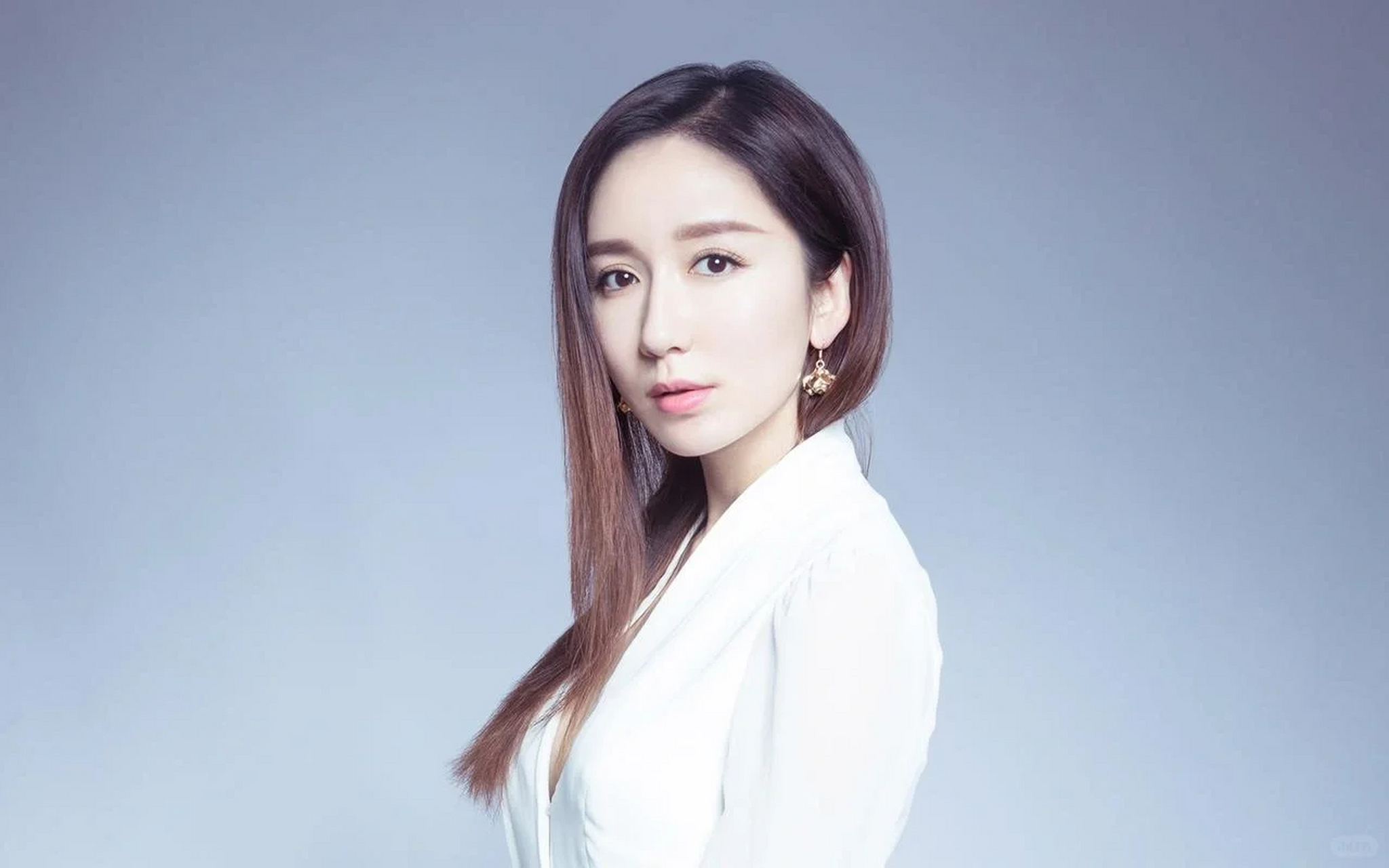 近日,娄艺潇新恋情曝光,娄艺潇结束工作后与一位年轻男子同回小区.