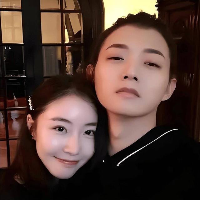 霍尊,这位曾以一曲《卷珠帘》惊艳四座,被誉为"国风美男"的歌手,如今